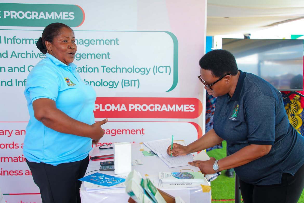 PROF. CAROLYNE NOMBO ATEMBELEA BANDA LA TLSB, ASISITIZA KUANZISHWA KWA MAKTABA ZA JAMII