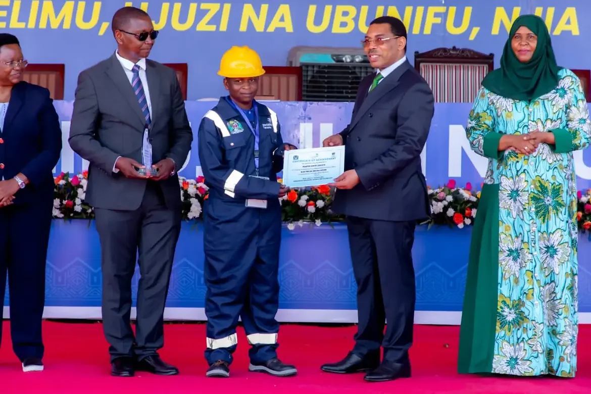 WAZIRI MKUU ATUNUKU WASHINDI WA UJUZI NA UBUNIFU
