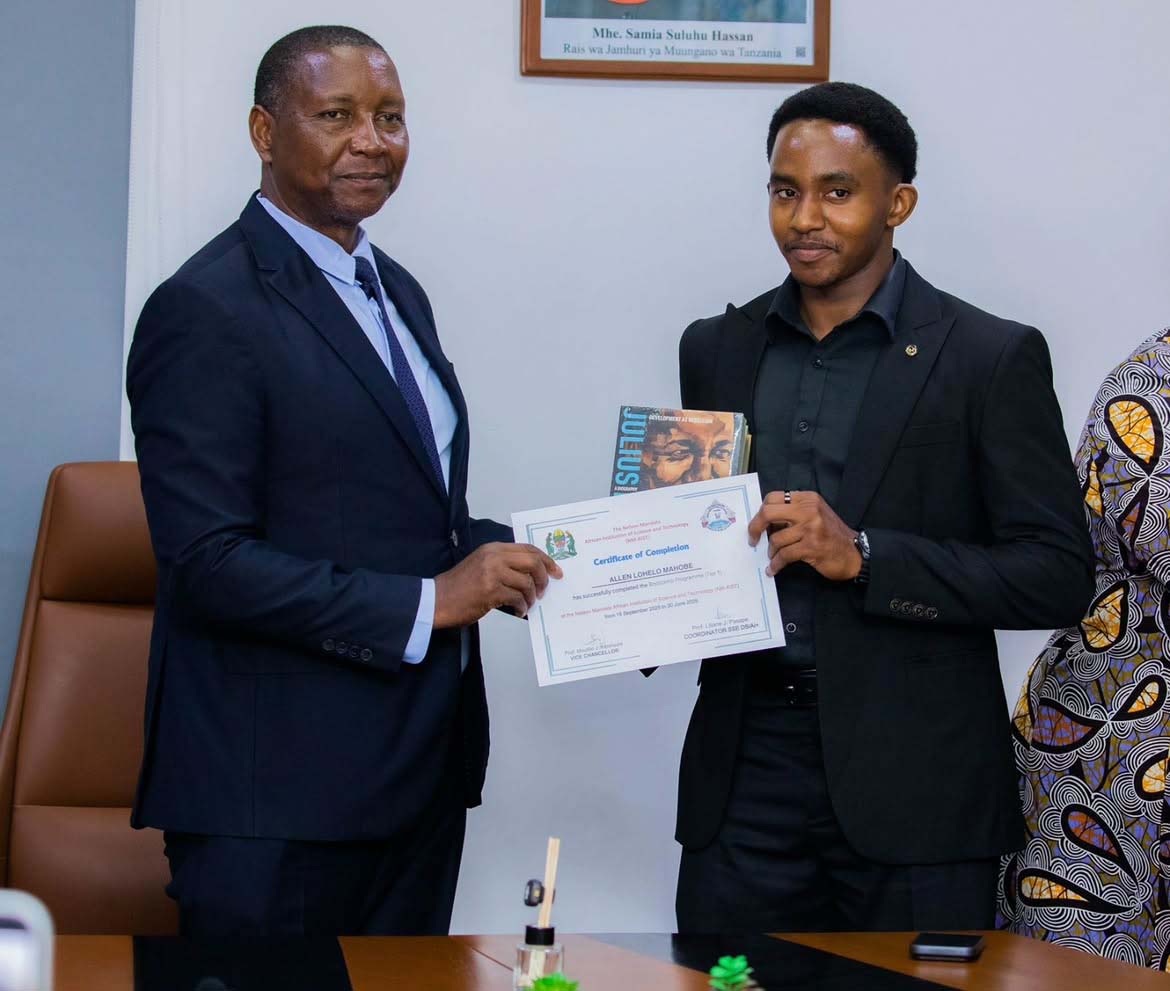 WANAFUNZI WANUFAIKA WAKABIDHIWA VYETI NA VITABU VYA MWALIMU NYERERE